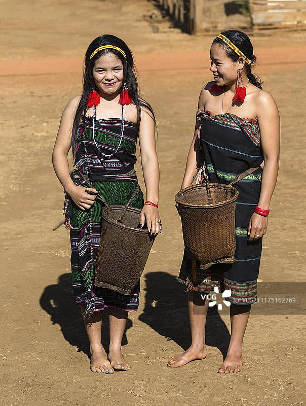 身着传统服饰的普侬族妇女，少数民族，柬埔寨蒙多基里省图片素材