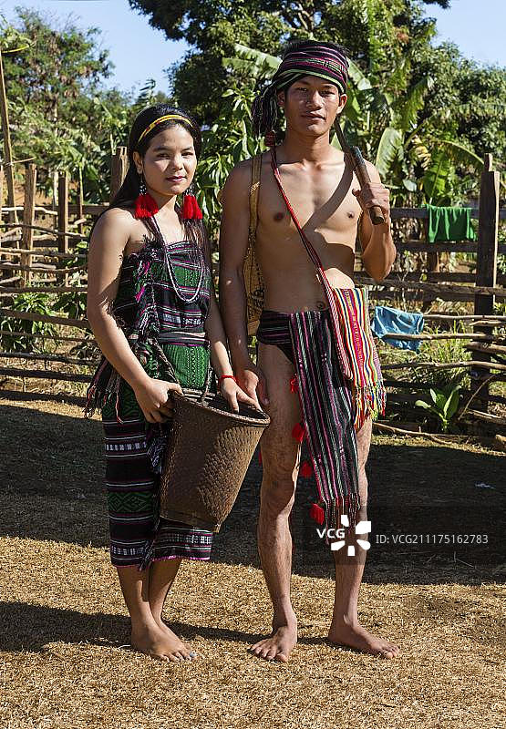 身着传统服饰的普农族男女，少数民族，普农族，布农族，森莫诺隆，蒙多基里省，柬埔寨，亚洲图片素材