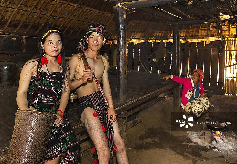 身着传统服饰的普农族男女，少数民族，普农族，布农族，森莫诺隆，蒙多基里省，柬埔寨，亚洲图片素材