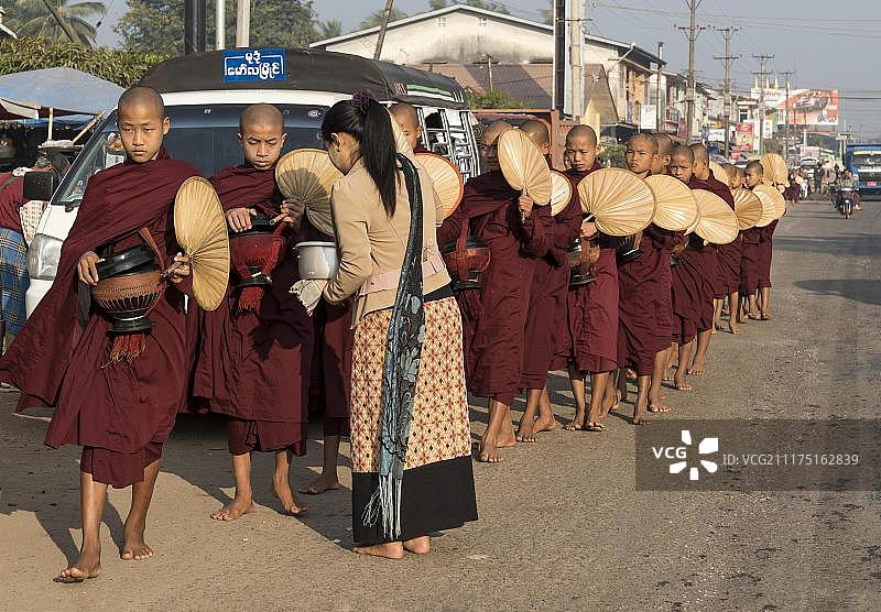 毛淡棉街头的僧侣图片素材