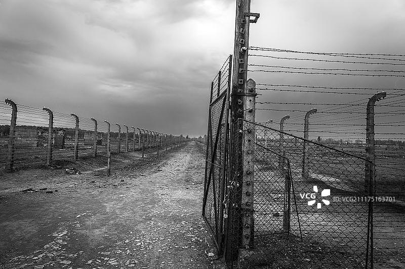 奥斯威辛二号-比克瑙灭绝营的带刺铁丝网围栏，位于波兰奥斯威辛图片素材
