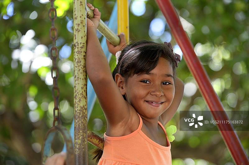 在巴西塞阿拉州克拉图镇蓬塔达塞拉的操场上的女孩图片素材