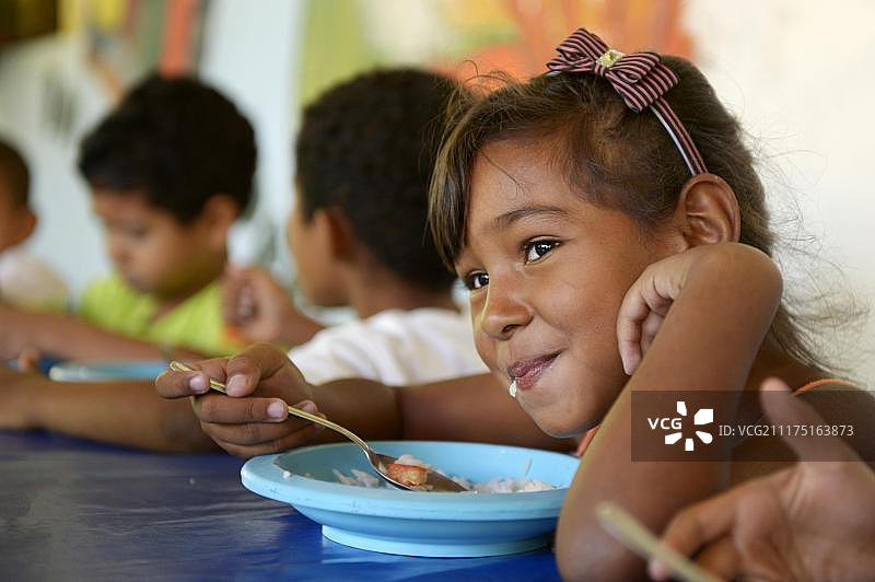 在巴西克拉图蓬塔达塞拉社会项目食堂里吃东西的女人图片素材
