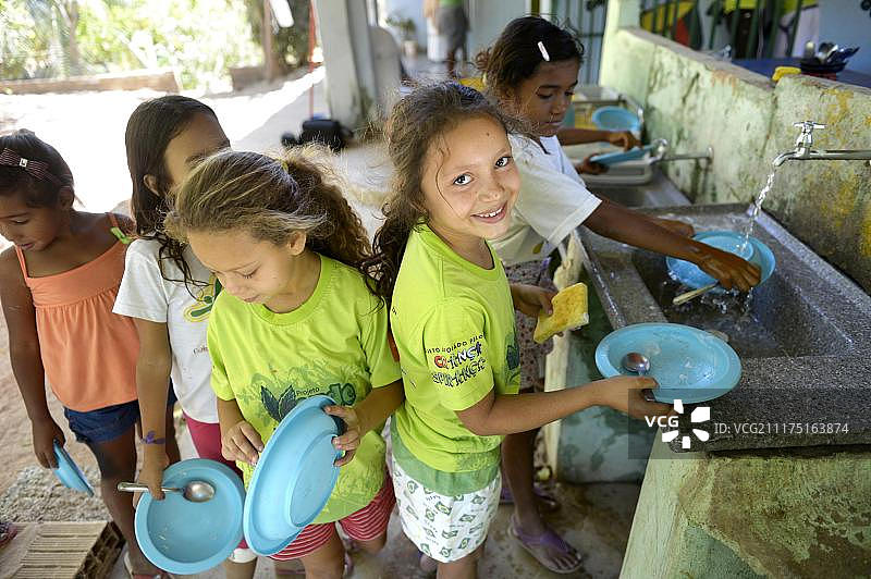 在巴西塞阿拉州克拉图蓬塔达塞拉做家务的儿童图片素材