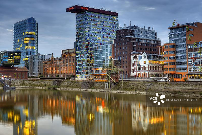 杜塞尔多夫媒体港天际线夜景图片素材