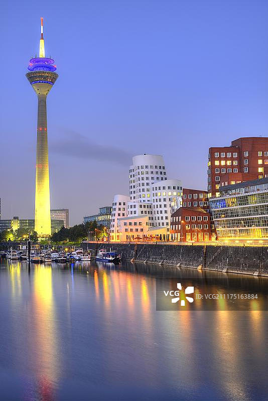 德国杜塞尔多夫媒体港莱茵塔和盖里大楼夜景图片素材