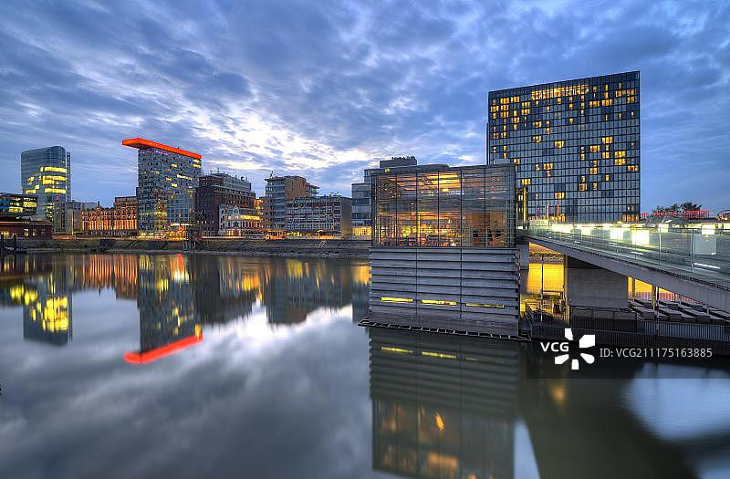 德国杜塞尔多夫媒体港黄昏天际线图片素材