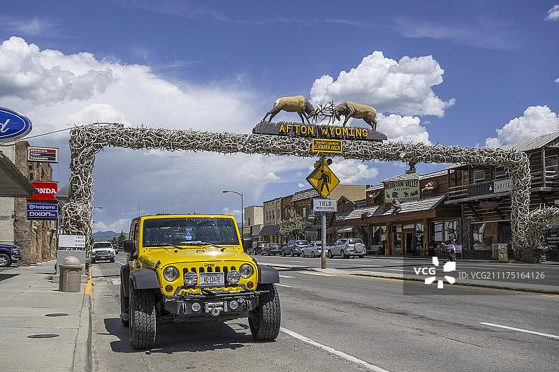 美国怀俄明州阿夫顿市：世界最大麋鹿角拱门前的吉普车图片素材