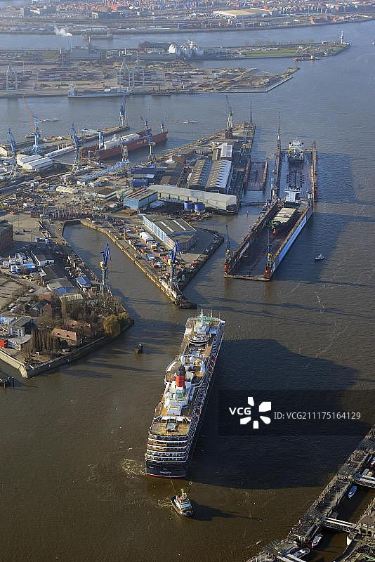 维多利亚女王号邮轮，左侧是汉堡被淹的埃尔be 17旱坞，德国，欧洲图片素材