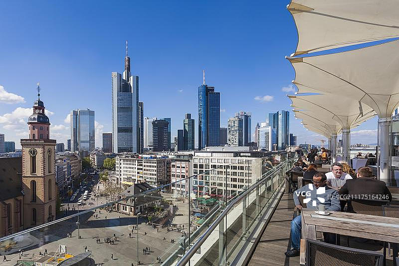 莱昂哈德餐厅露台，可欣赏金融区景色，前面是主卫队，位于德国黑森州法兰克福图片素材