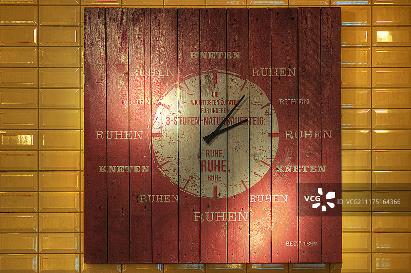 用于酸面包生产的时钟，在瓷砖墙上，德国吕贝克图片素材