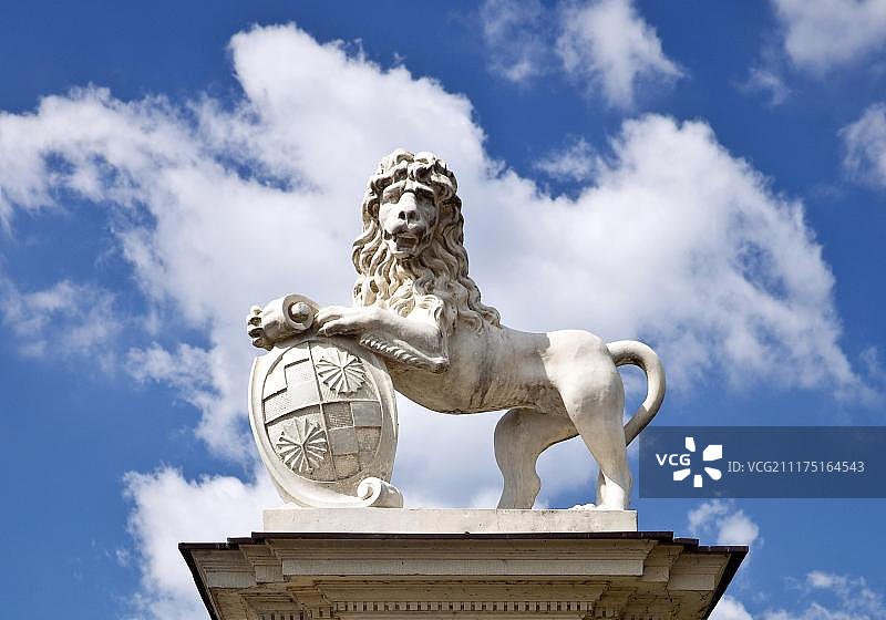 诺德基兴宫附近的狮子雕塑，位于德国北莱茵-威斯特法伦州明斯特兰地区图片素材