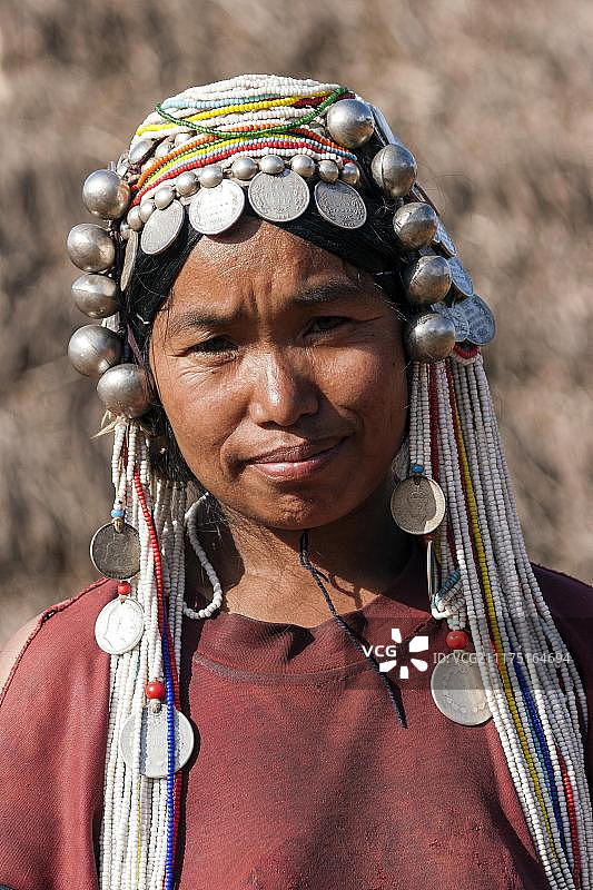 缅甸景栋的阿卡族传统头饰妇女图片素材