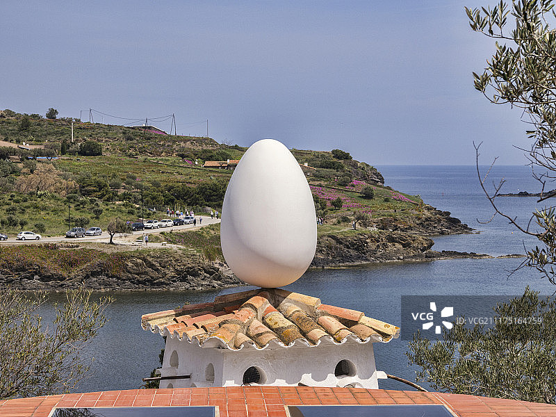 萨尔瓦多·达利雕塑：鸽舍上的蛋，西班牙卡达克斯图片素材