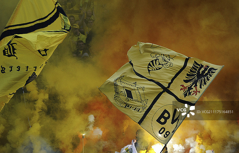 足球、焰火与多特蒙德球迷区的烟雾图片素材