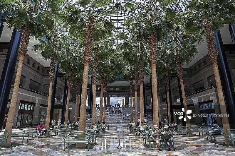 纽约布鲁克菲尔德广场冬季花园中庭内景图片素材