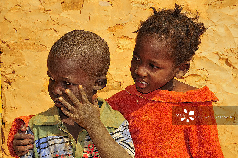 两个孩子，女孩和男孩，毛里塔尼亚阿德拉尔地区欣盖提图片素材