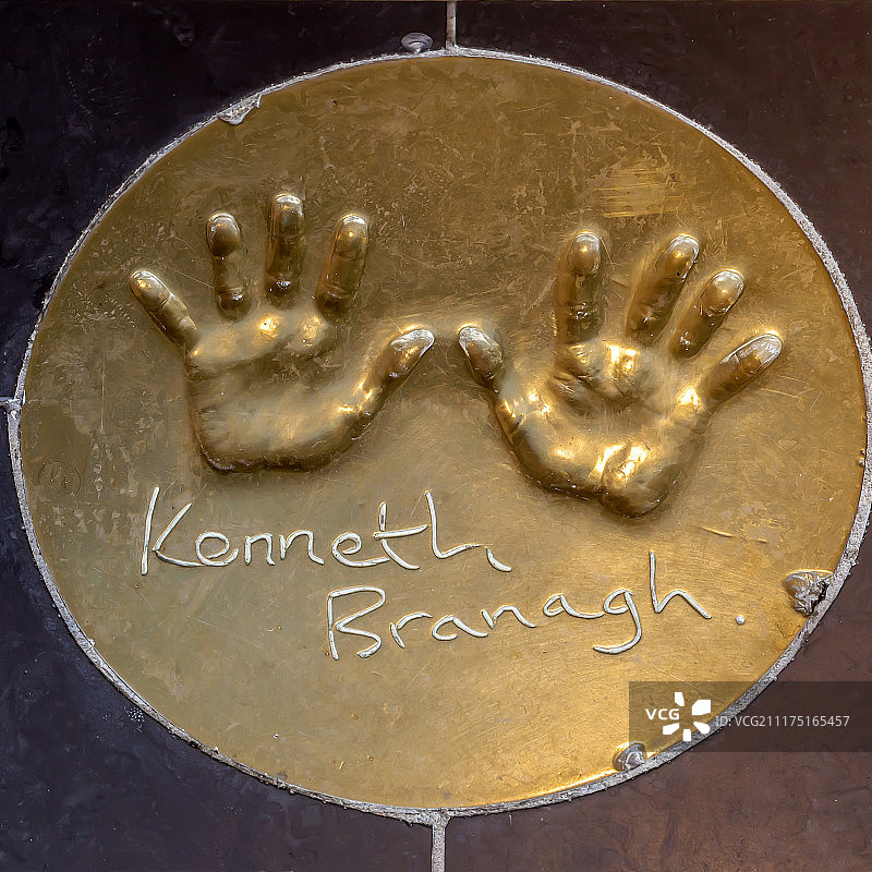 英国演员肯尼思·布拉纳在伦敦一家电影院前的地板上的手印，伦敦，英国，欧洲图片素材