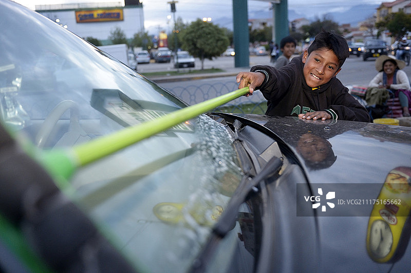 街头男孩擦拭挡风玻璃（玻利维亚科恰班巴）图片素材