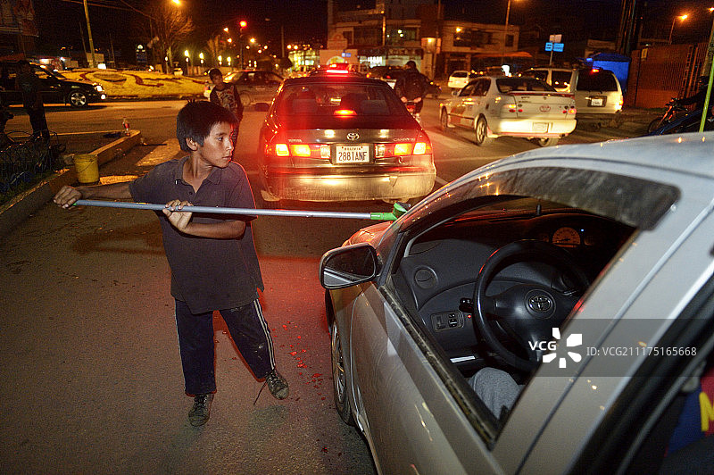 街头男孩擦拭挡风玻璃（玻利维亚科恰班巴）图片素材