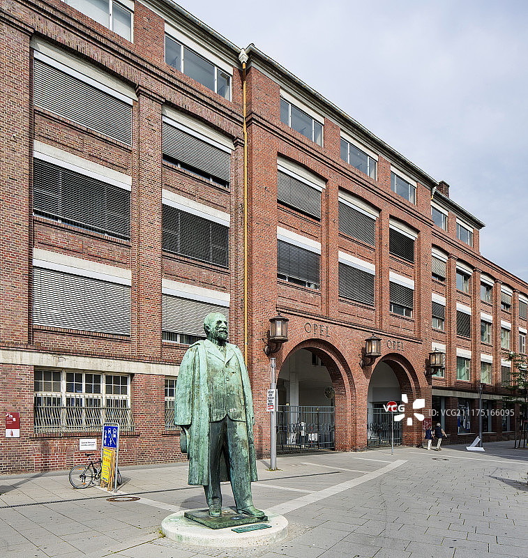 德国吕塞尔斯海姆欧宝论坛前工厂大厅图片素材