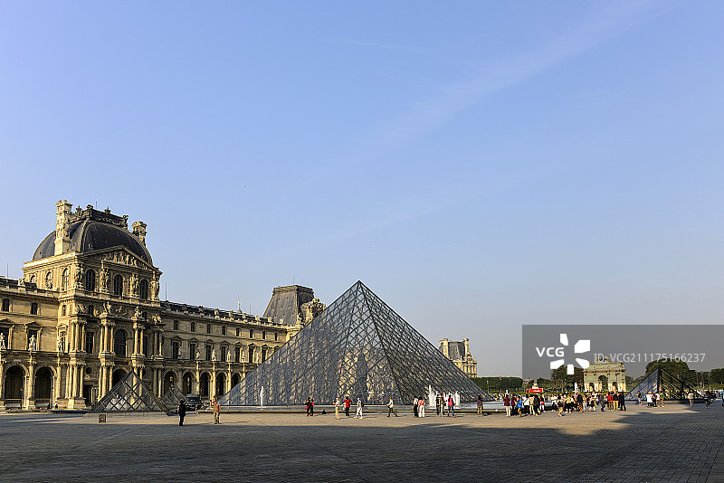 法国巴黎卢浮宫的玻璃金字塔图片素材