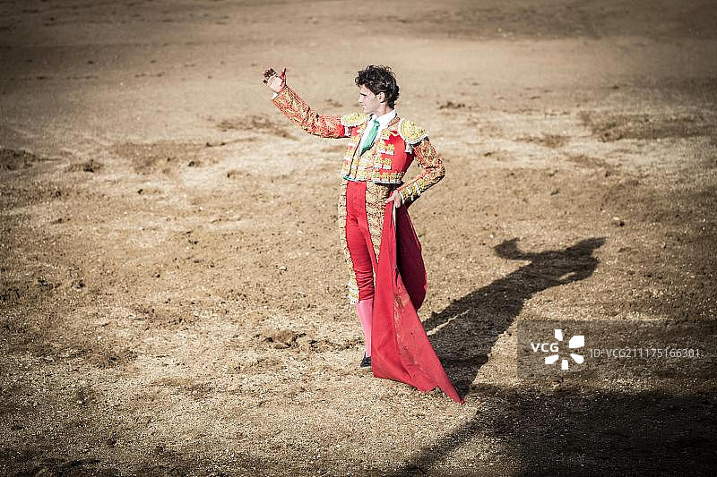 西班牙阿维拉El Barco de Avila斗牛场，斗牛士致意图片素材