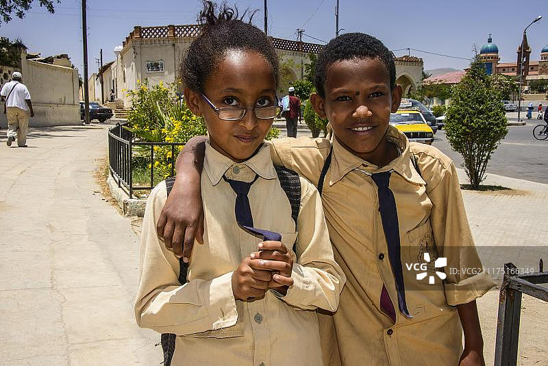 穿着校服的厄立特里亚学生，非洲厄立特里亚克伦图片素材