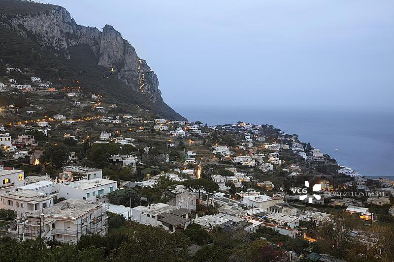 意大利卡普里岛黄昏景色，远眺索拉罗山图片素材