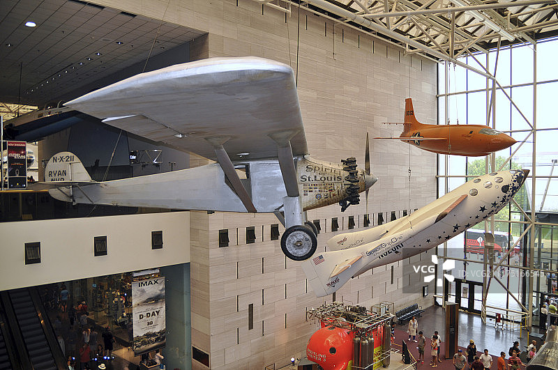 圣路易斯精神号飞机和太空飞船一号，悬挂于美国华盛顿特区国家航空航天博物馆天花板上图片素材