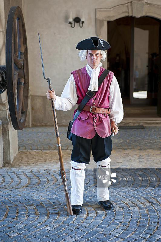 在罗马尼亚阿尔巴尤利亚的阿尔巴卡罗莱纳要塞中，身着传统服装的警卫图片素材