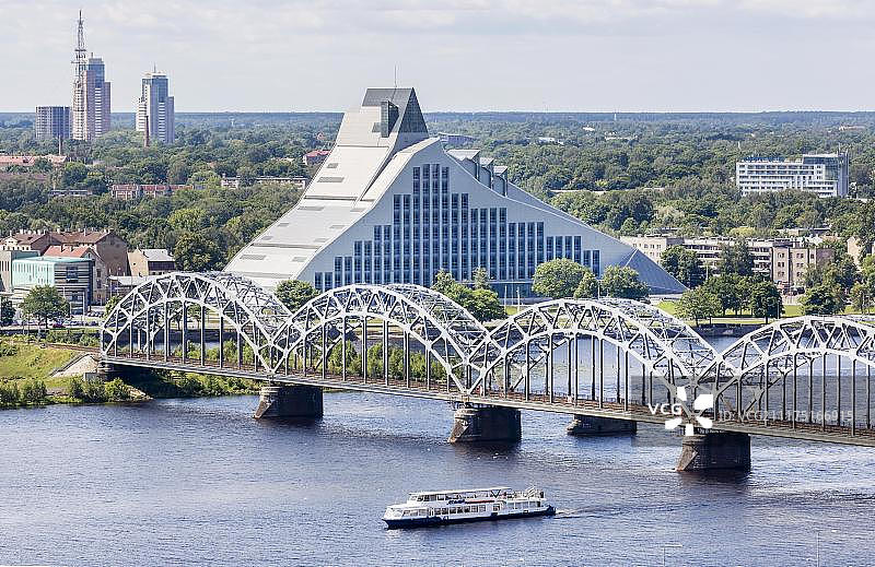 拉脱维亚国家图书馆和道加瓦河上的铁路桥图片素材