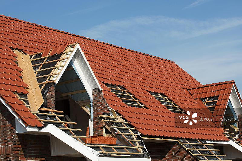 新建房屋的屋顶桁架竣工（德国下萨克森州奥里希）图片素材