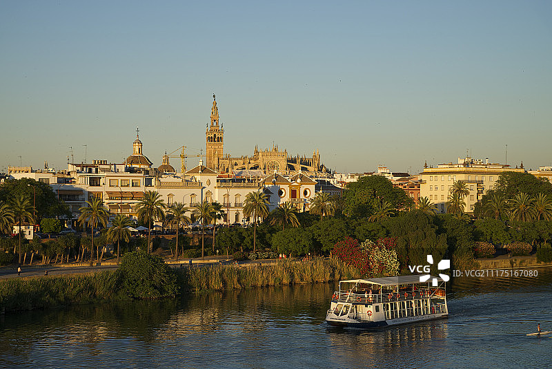 西班牙塞维利亚，瓜达尔基维尔河畔的斗牛场和大教堂景观图片素材