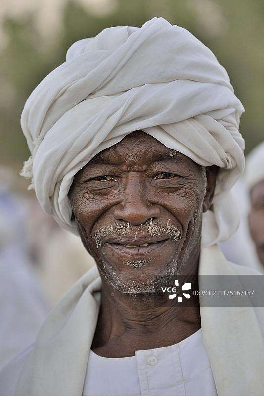 在苏丹喀土穆哈米德·尼罗河公墓每周举行的托钵僧仪式上，托钵僧在哈米德·尼罗河墓前的肖像图片素材
