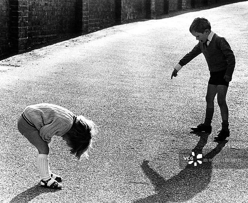 兄妹在英国一起玩耍图片素材