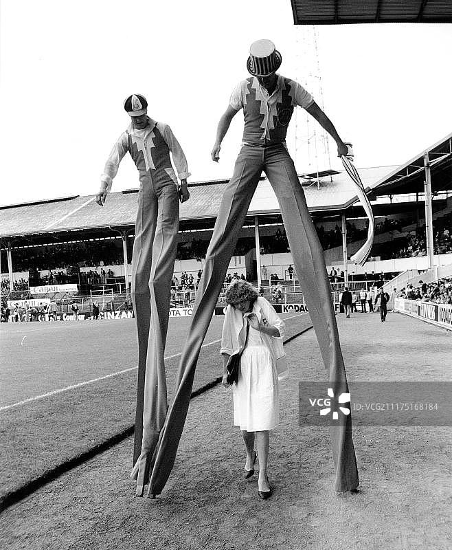 英国踩高跷的男人图片素材