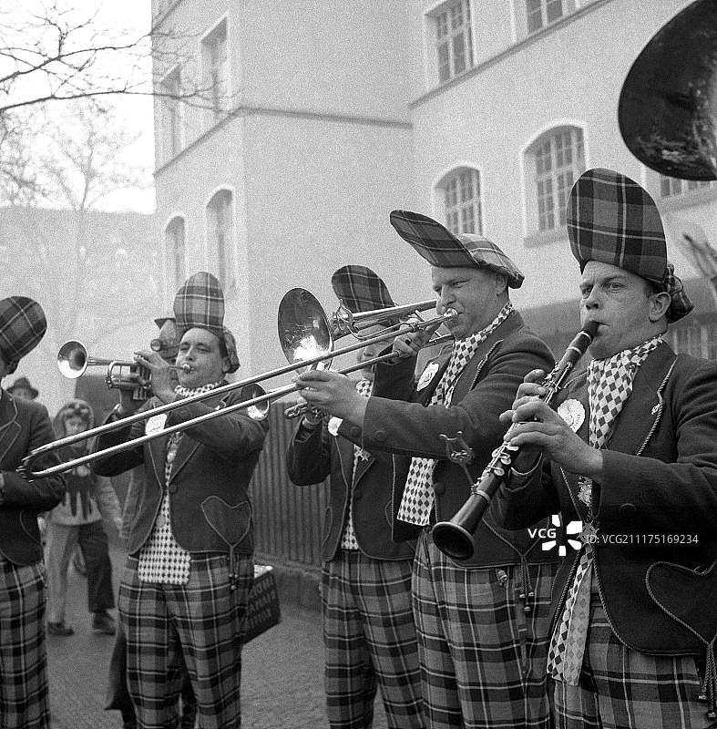穿着制服的铜管乐队，狂欢节，1950年左右，德国弗莱堡图片素材