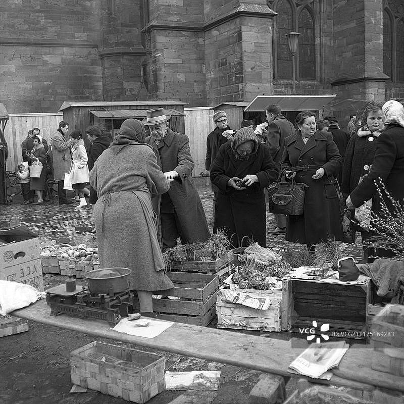 1950年左右，在德国弗莱堡大教堂市场卖蔬菜的女人图片素材