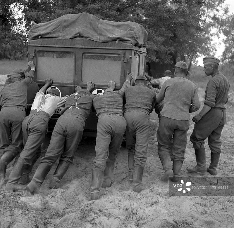 巴巴罗萨行动：袭击苏联（原图说：1941年，苏联，地点未知，陷入沙地）图片素材