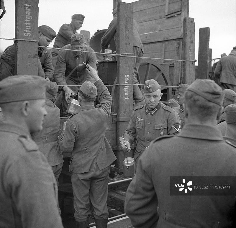 约1939、1941年，魏玛国防军训练，魏玛国防军士兵分发锅碗瓢盆，乌尔姆，德国，欧洲图片素材