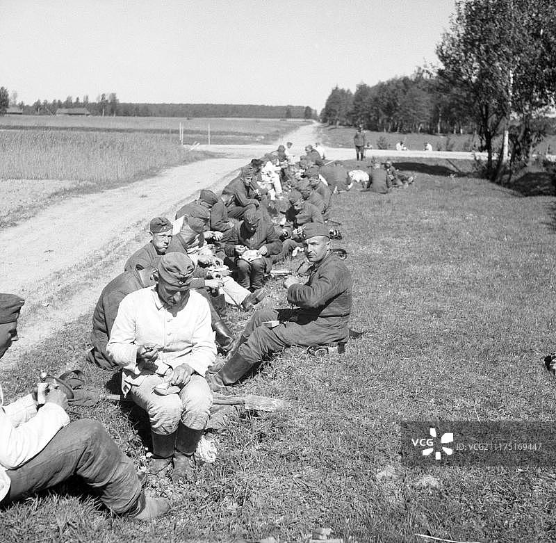1939-1941年德国国防军士兵在乡村用餐图片素材