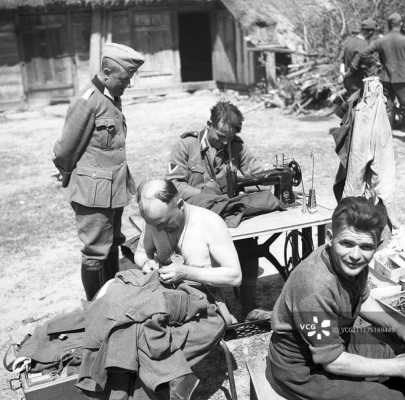 大约1939,1941年，国防军士兵在德国乌尔姆训练缝纫衣服图片素材