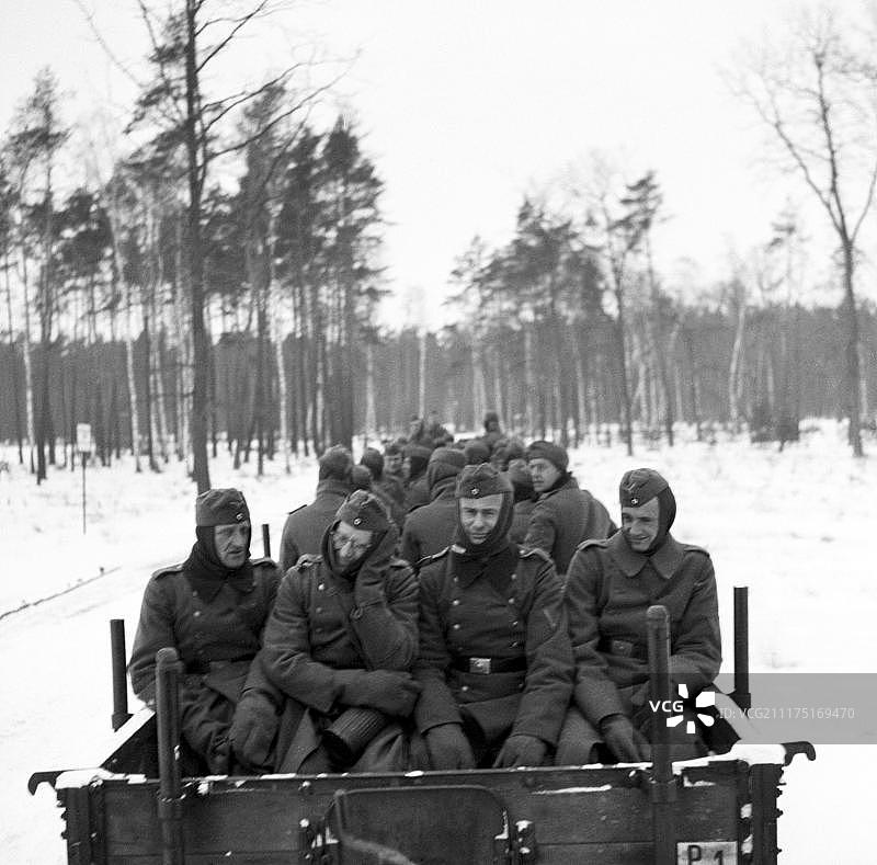 约1939-1941年，德国乌尔姆，国防军士兵乘坐敞篷车训练图片素材