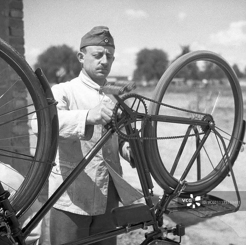 约1939-1941年，德国乌尔姆的国防军训练、自行车修理场景图片素材