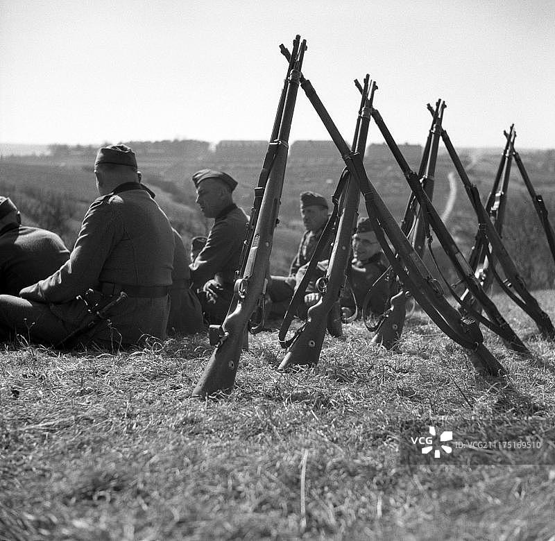 约1939,1941年，德国国防军训练，步枪，原始标题：乌尔姆，训练休息，德国乌尔姆图片素材