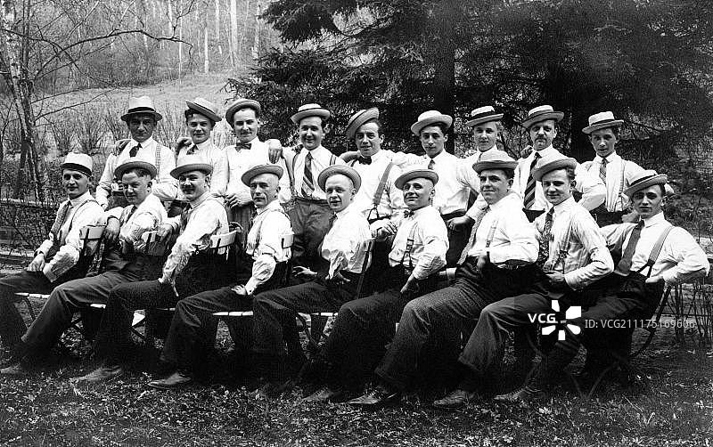 约1925年，德国，欧洲，带有吊带和衬衫的男士俱乐部，确切地点未知图片素材