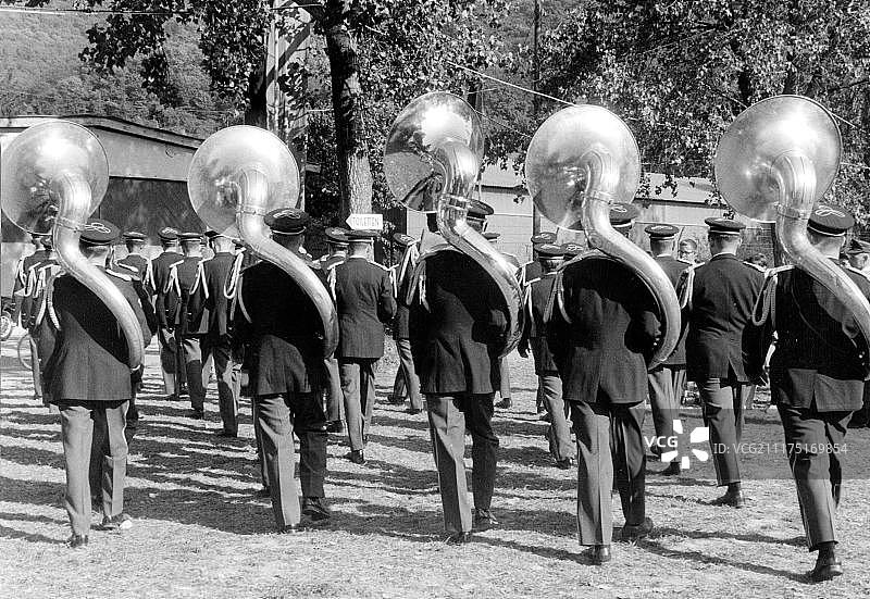 1955年左右德国，游行队伍中的五件大型管乐器（具体地点未知）图片素材
