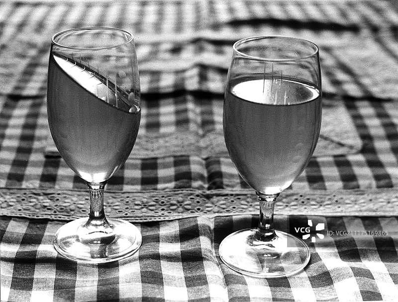 两杯啤酒，约1980年代，东柏林，民主德国，德国，欧洲图片素材