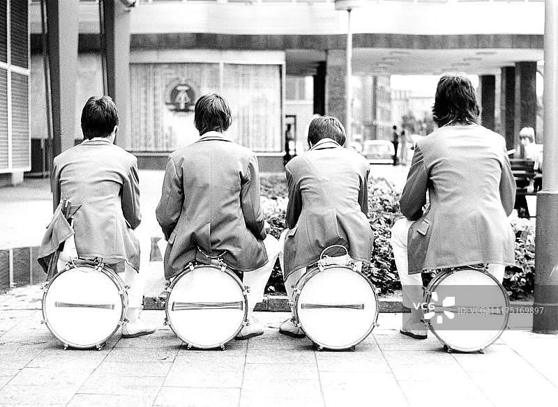 20世纪80年代，音乐家坐在乐器上，东柏林，民主德国，德国，欧洲图片素材